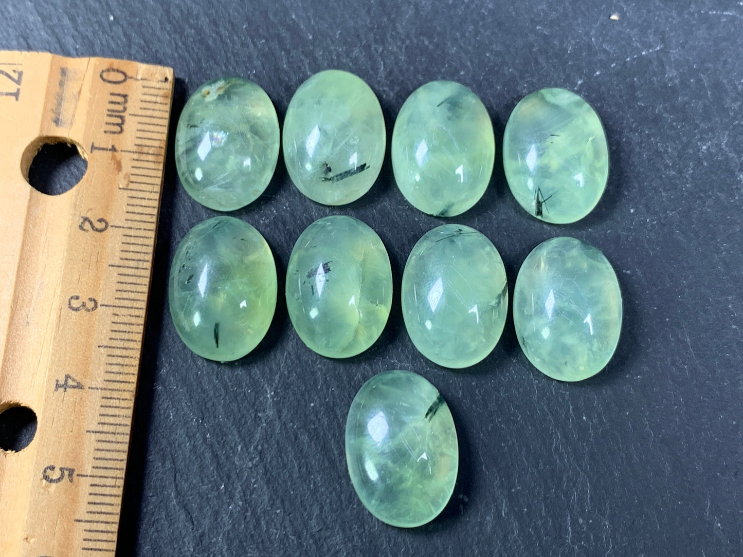 Prehnite oval 13x18mm Cabochon - Calibrated cabochons