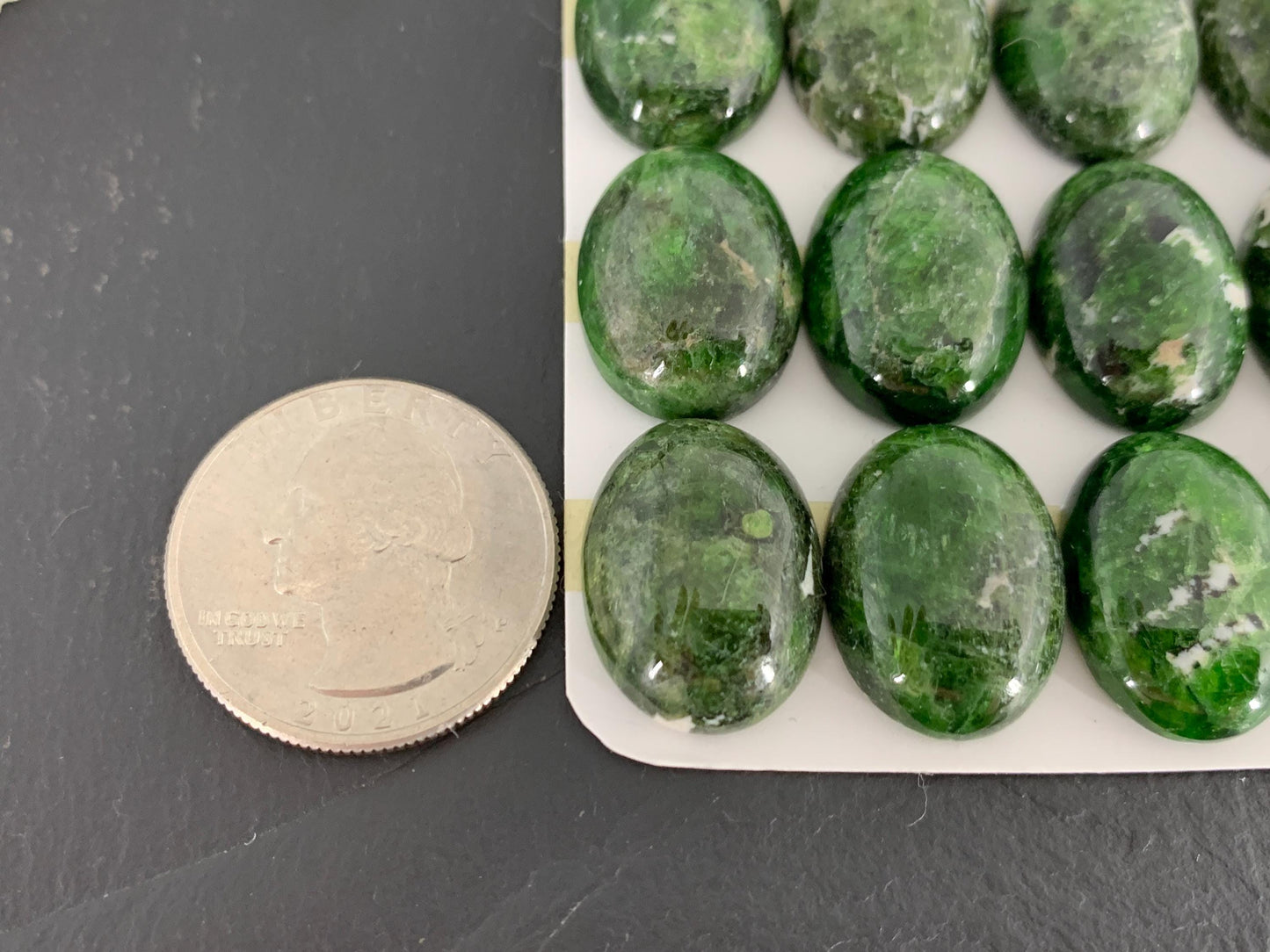 Chrome Diopside oval 15x20mm cabochon - Calibrated cabochons