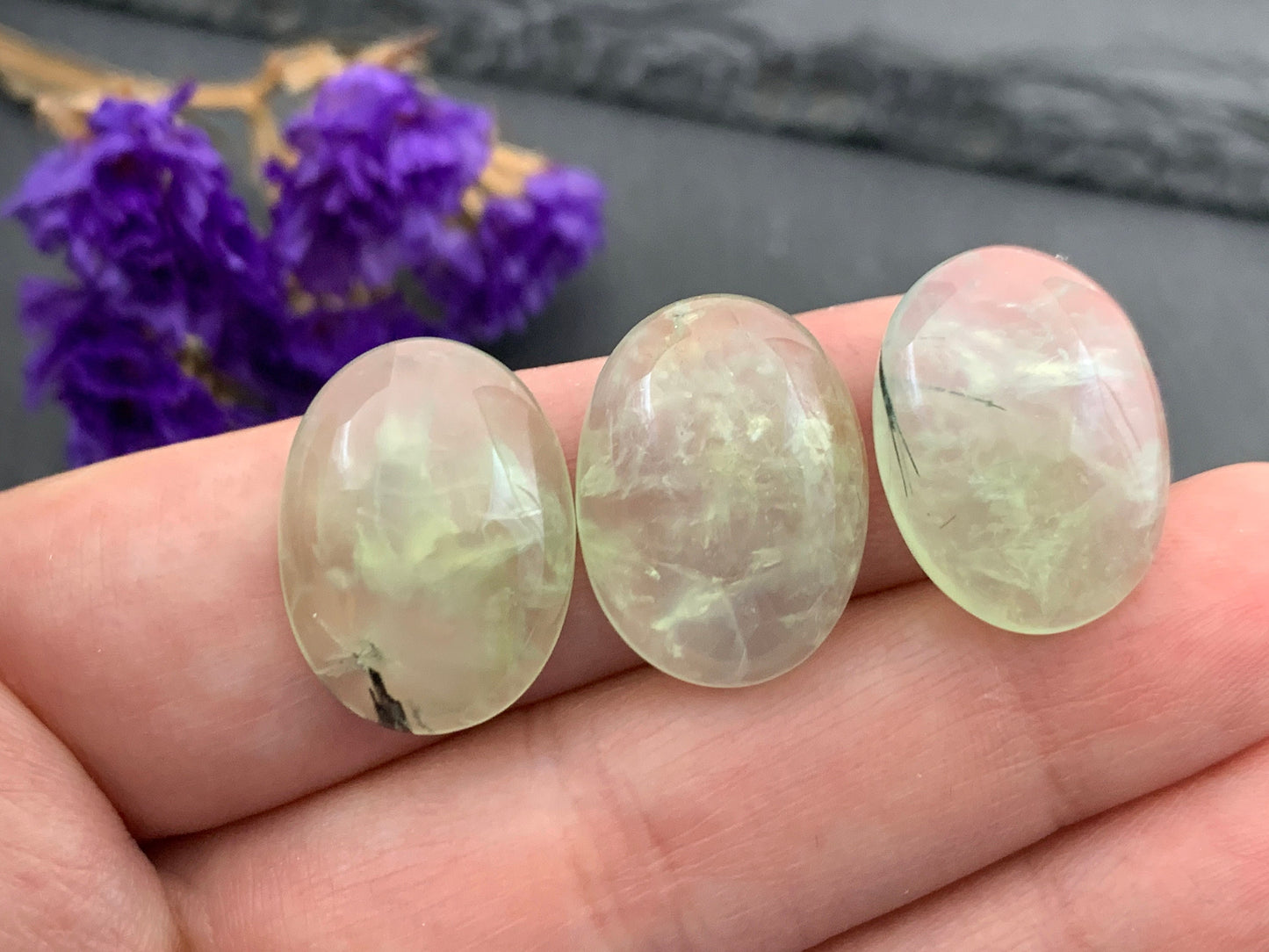 Prehnite oval 15x20mm cabochon - Calibrated cabochons