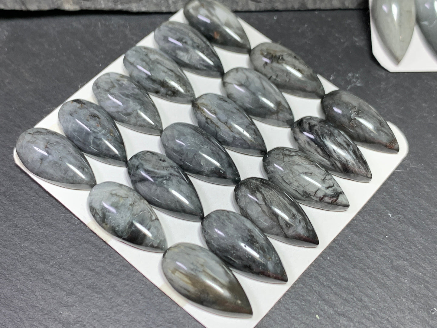 Eagle Eye pear 10x20mm cabochon - Calibrated cabochons