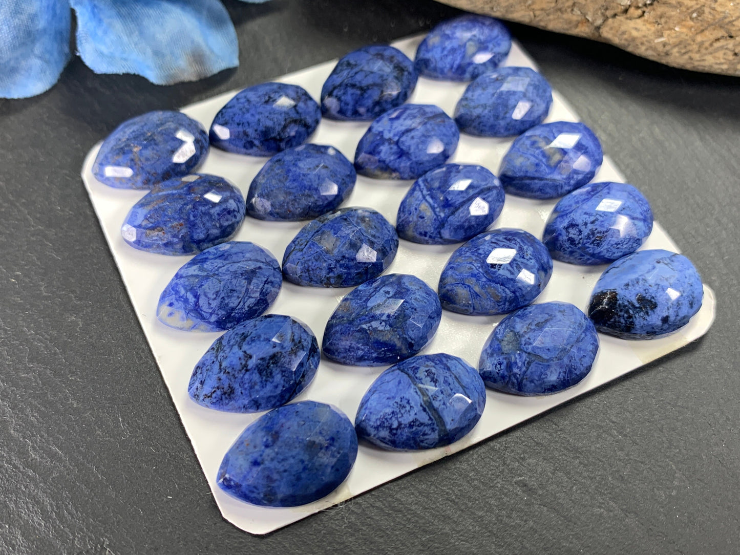Faceted Dumortierite pear 13x18mm cabochon - Calibrated cabochons