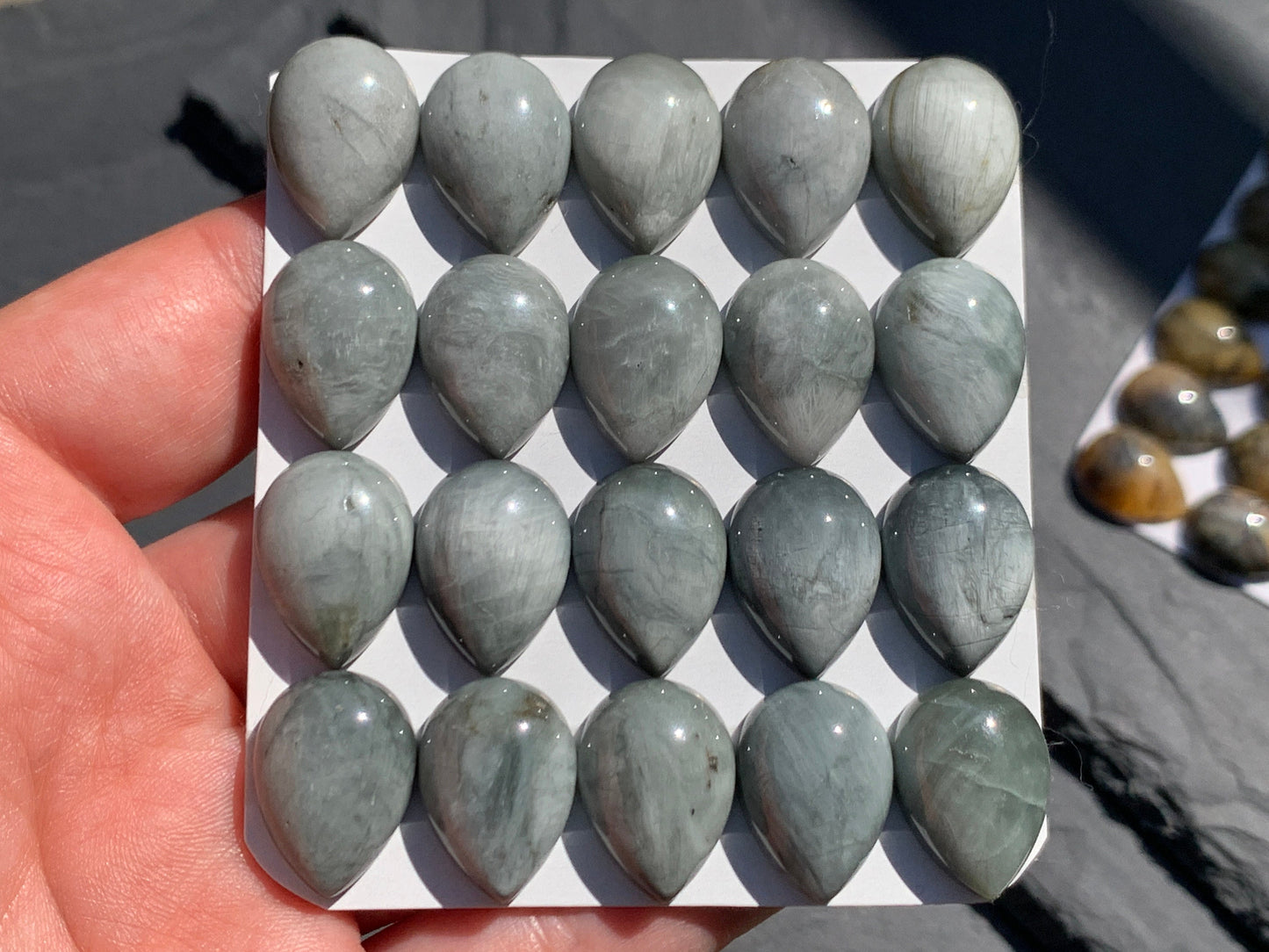 Eagle Eye pear 13x18mm cabochon - Calibrated cabochons