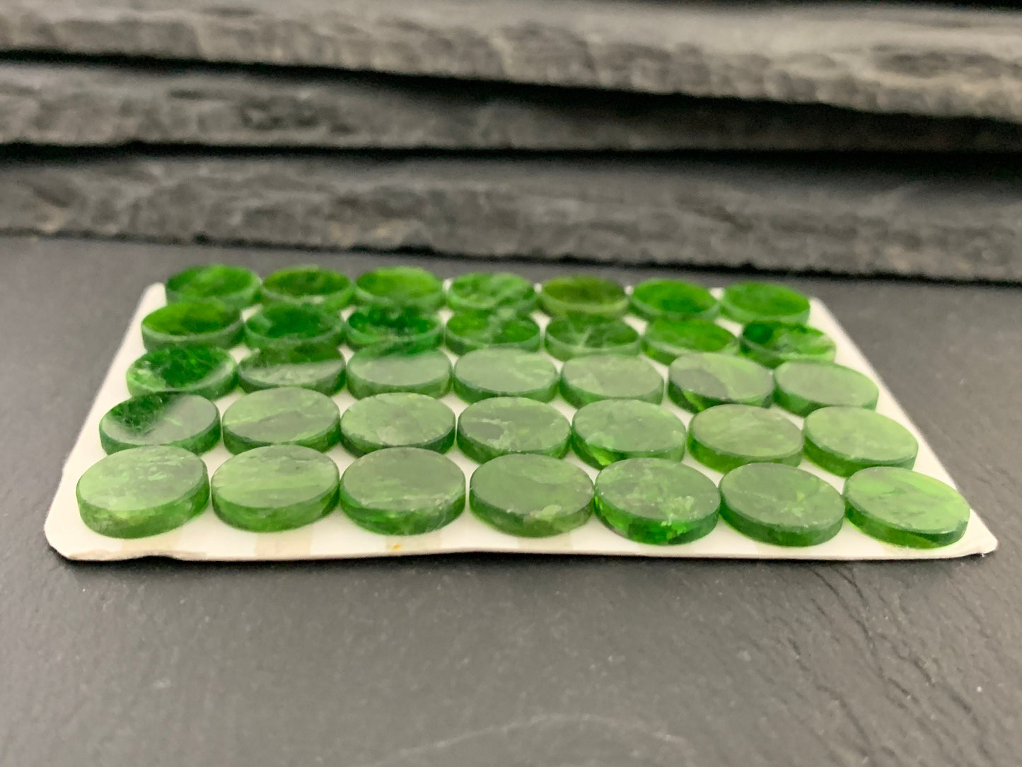 Flat Chrome Diopside round 10mm cabochon - Calibrated cabochons
