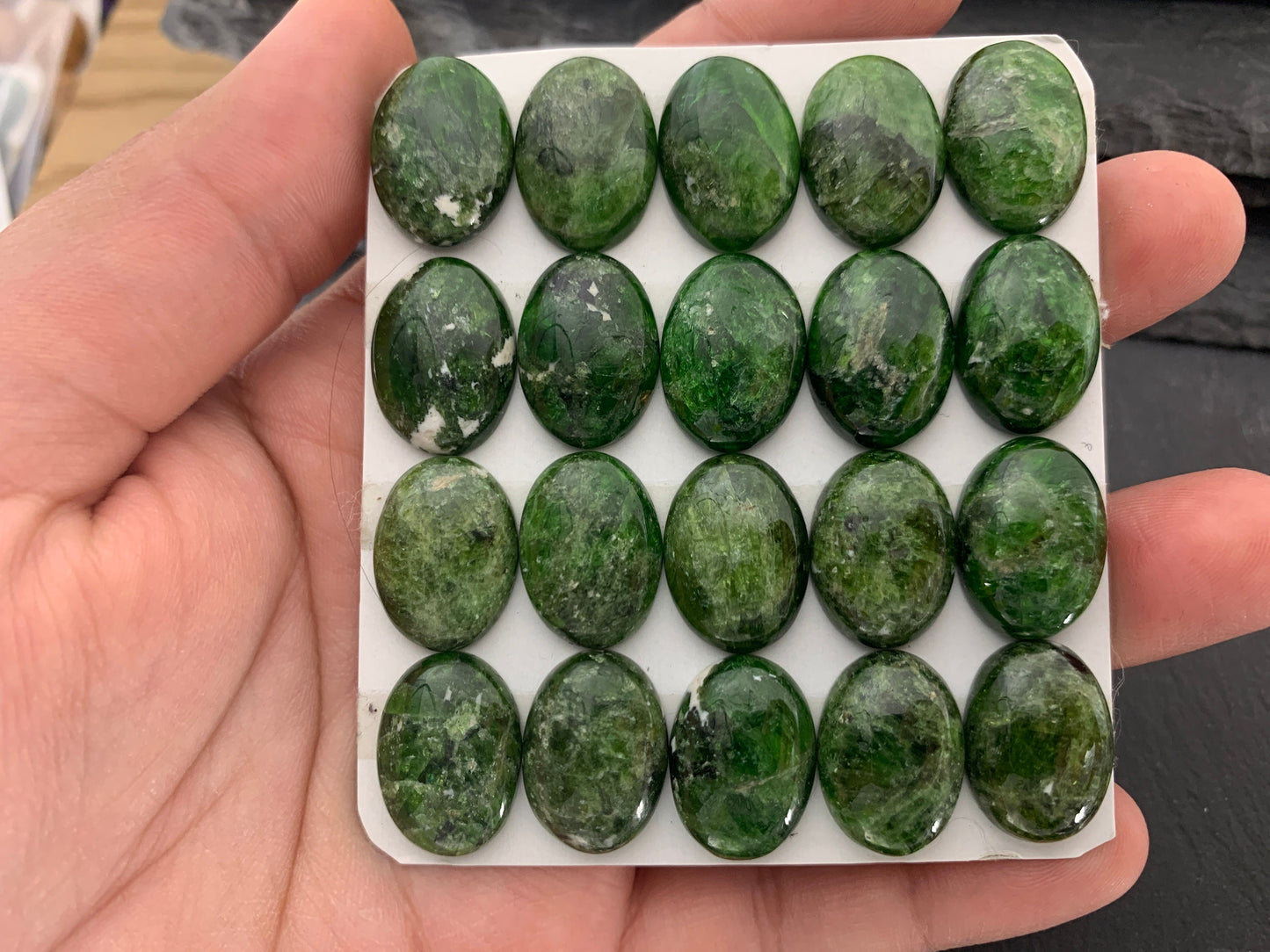 Chrome Diopside Oval 13x18mm cabochon - Calibrated cabochons