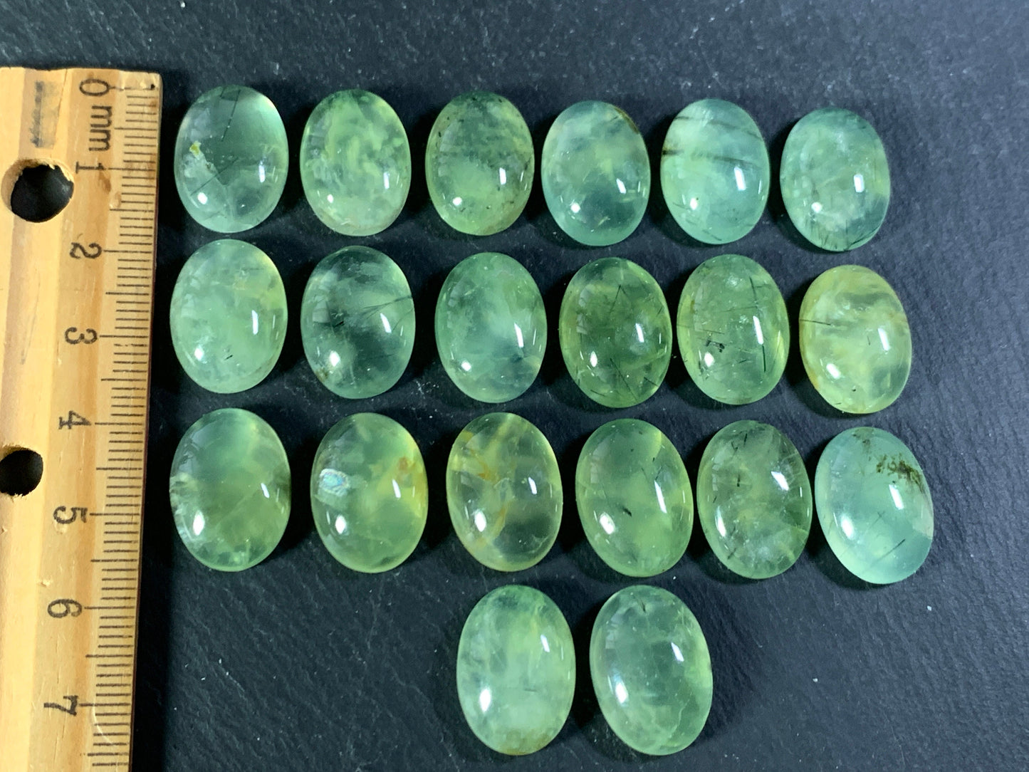 Prehnite oval 13x18mm cabochon - Calibrated cabochons
