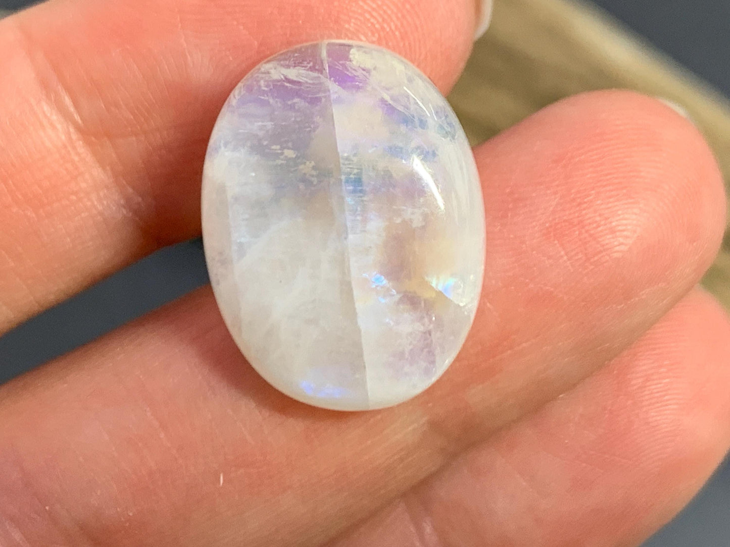 Rainbow Moonstone oval 20x15x8mm cabochon