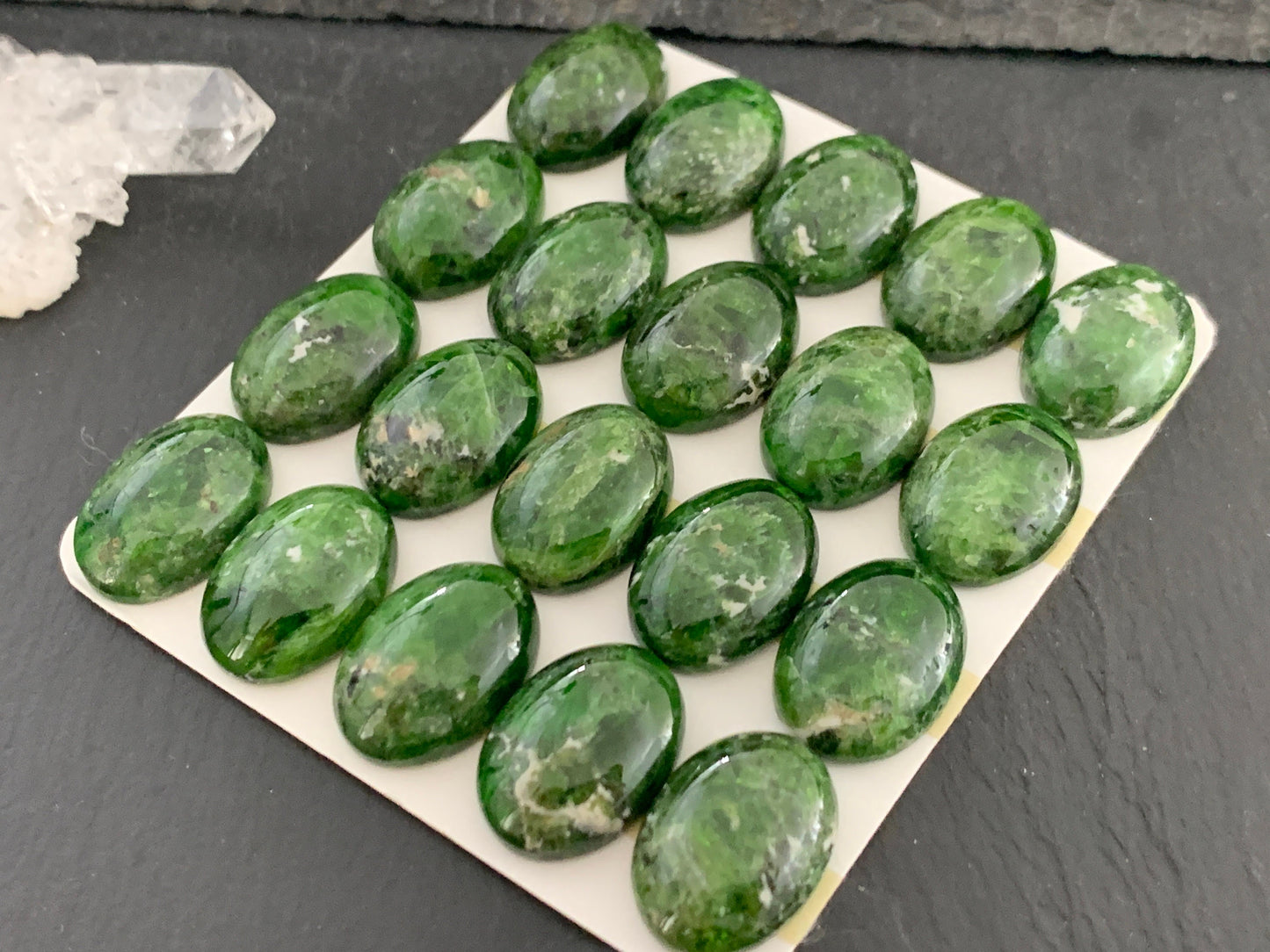 Chrome Diopside oval 13x18mm cabochon - Calibrated cabochons