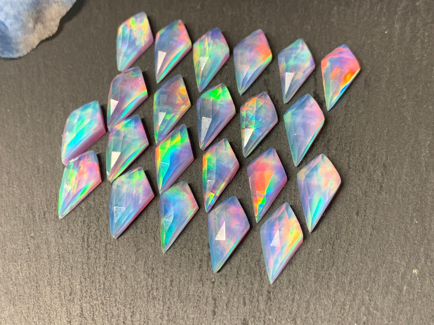 Faceted Aurora Opal kite 8x16mm cabochon - Doublet cabochons
