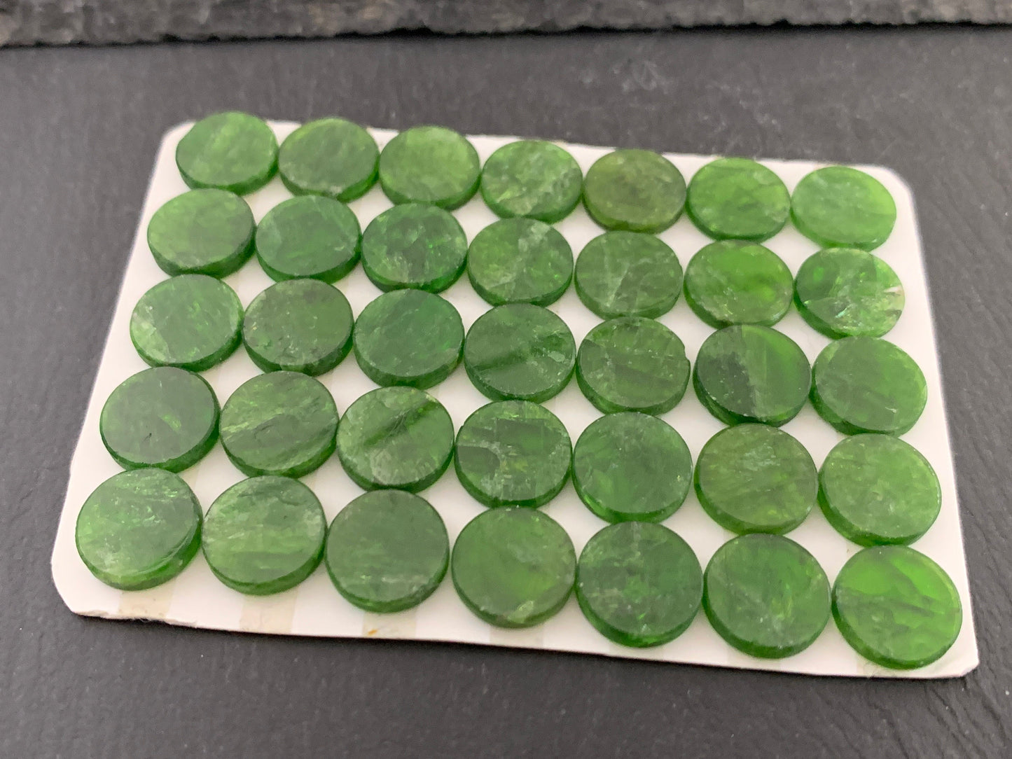 Flat Chrome Diopside round 10mm cabochon - Calibrated cabochons