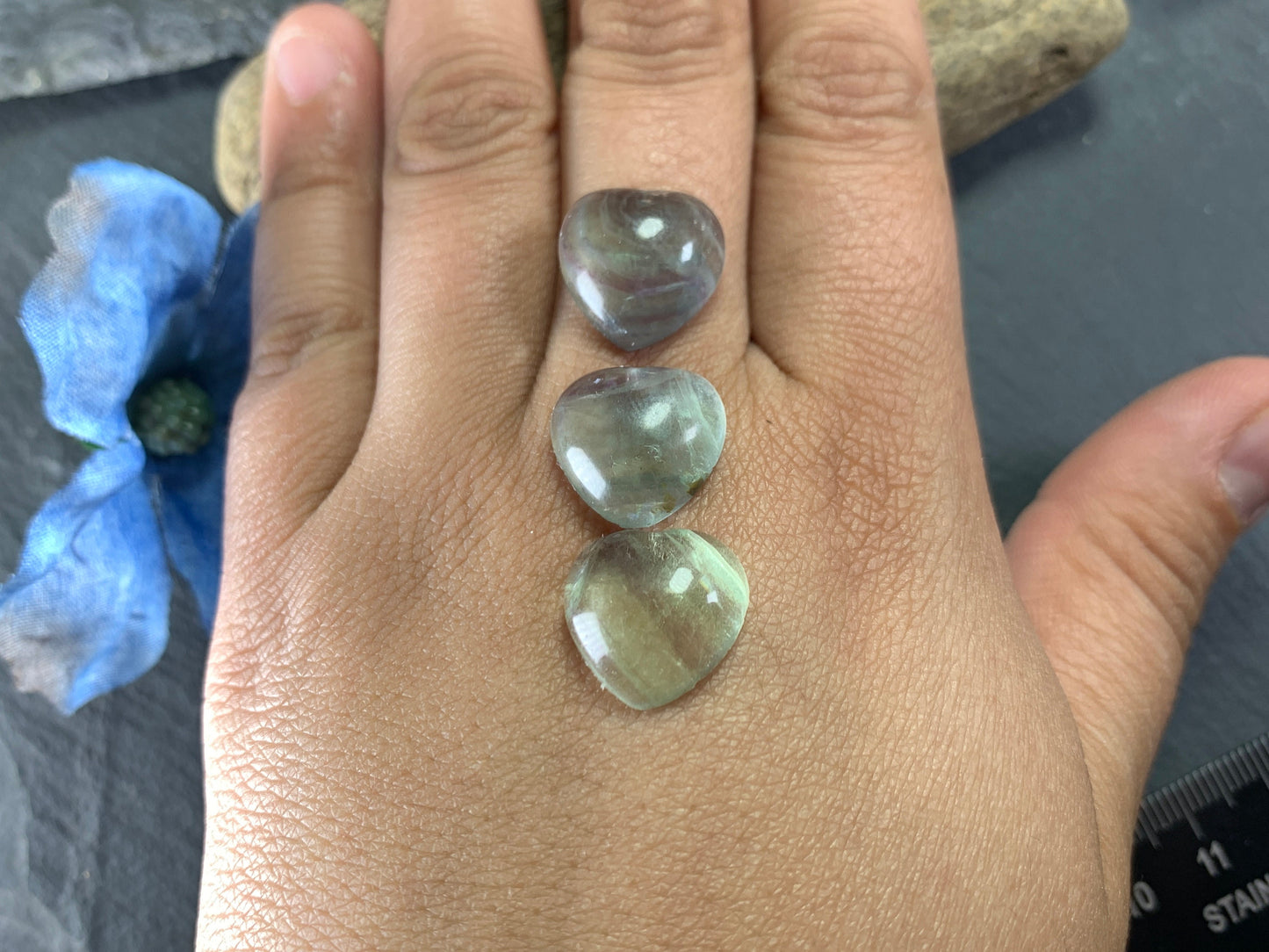 Green Fluorite heart 15mm cabochon - Calibrated cabochons