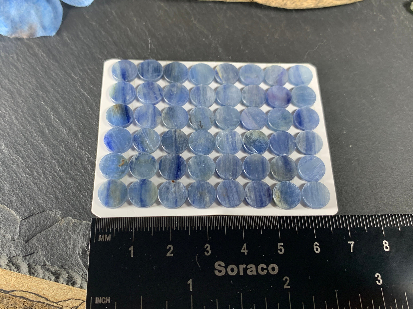 Flat Blue Kyanite round 8mm cabochon - Calibrated cabochons