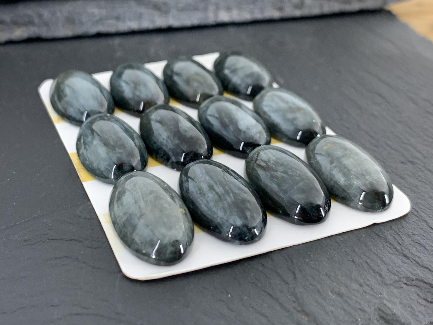 Eagle Eye oval 14x25mm cabochon - Calibrated cabochons