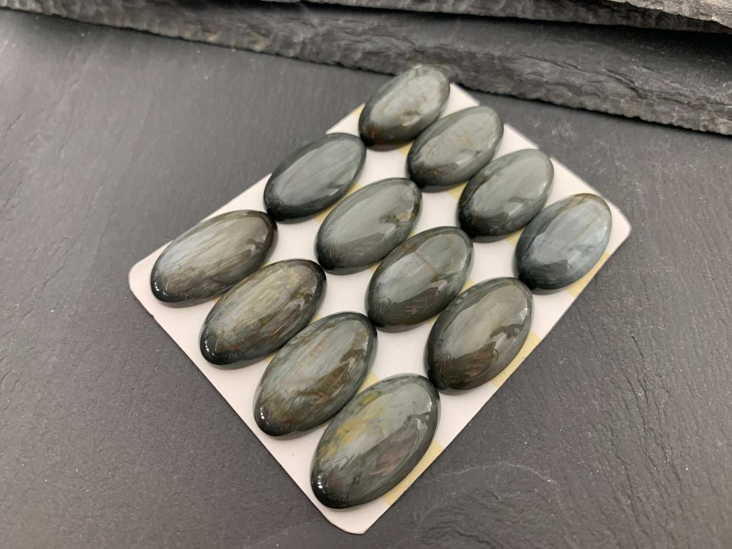 Eagle Eye oval 14x25mm cabochon - Calibrated cabochons