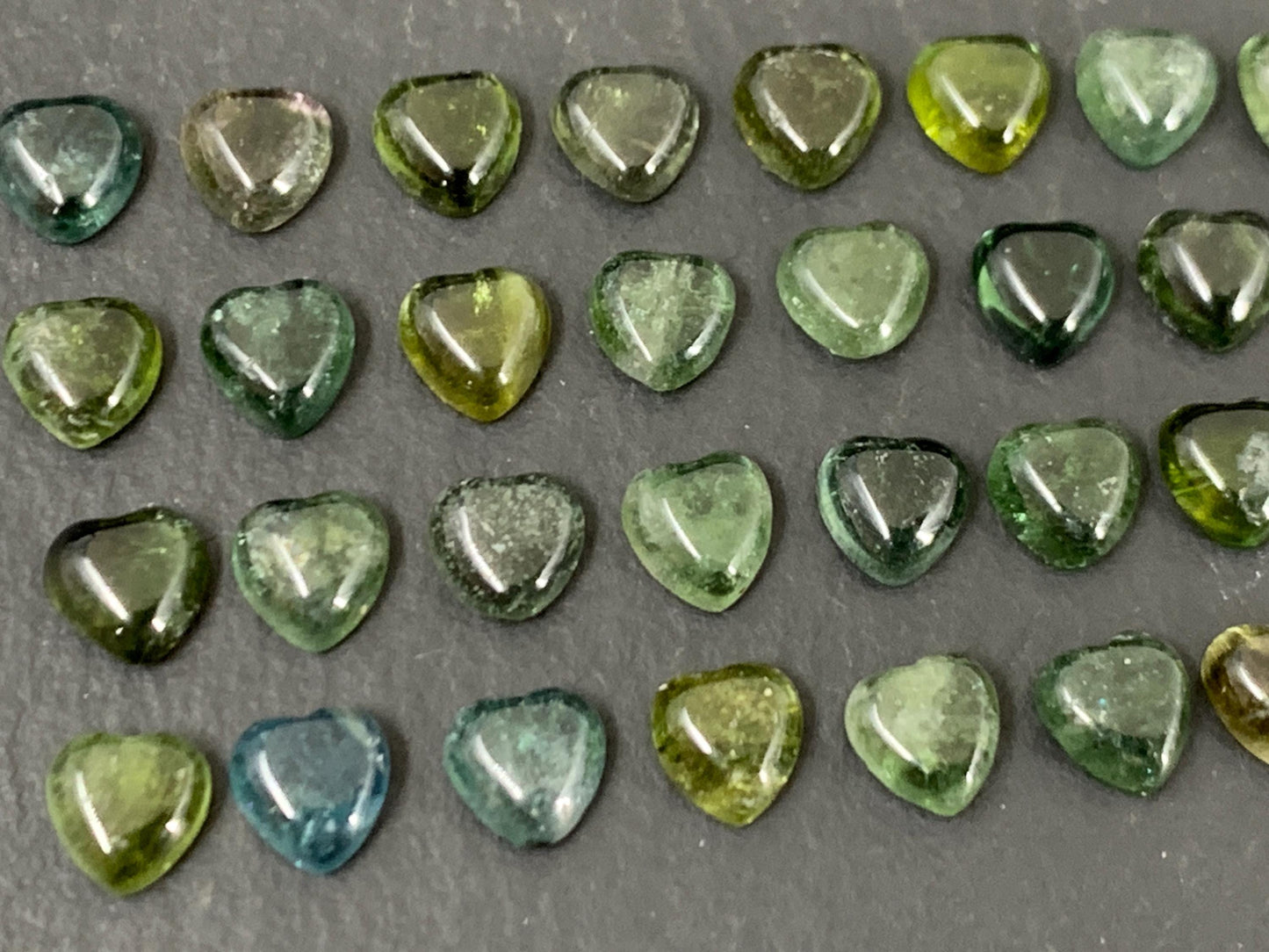Green Tourmaline heart 5mm cabochon - Calibrated cabochons
