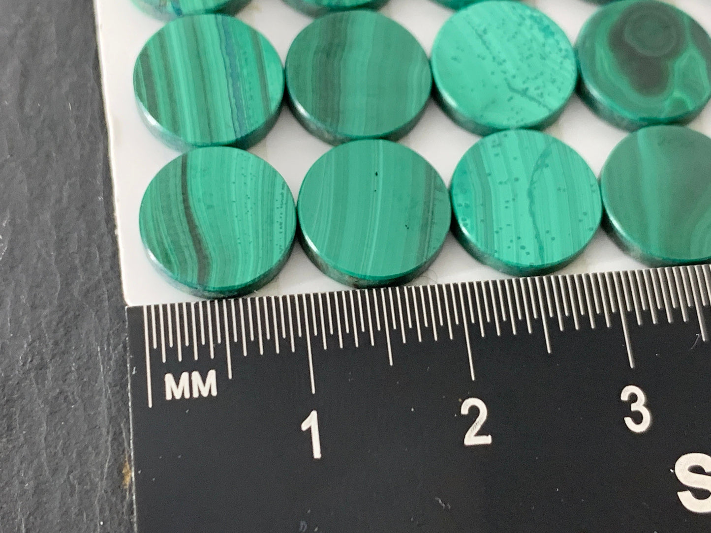 Flat Malachite round 10mm cabochon - Calibrated cabochons