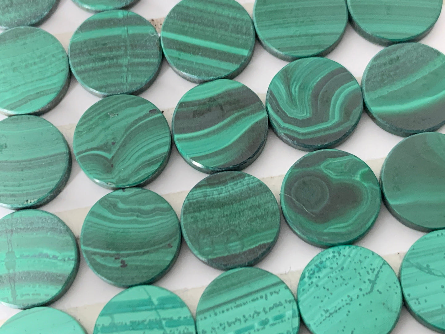 Flat Malachite round 10mm cabochon - Calibrated cabochons
