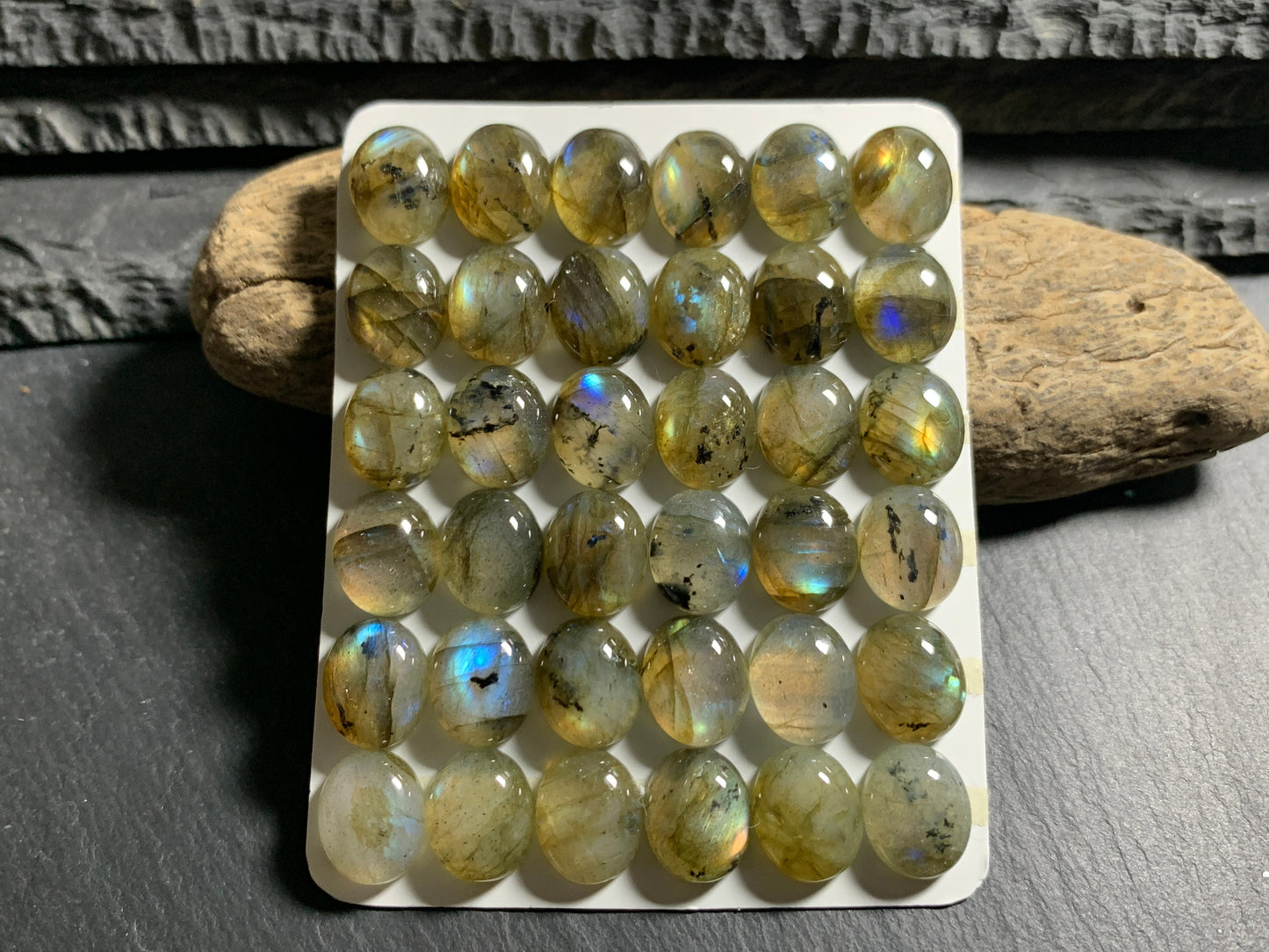 Labradorite oval 9x11mm cabochon - Calibrated Labradorite