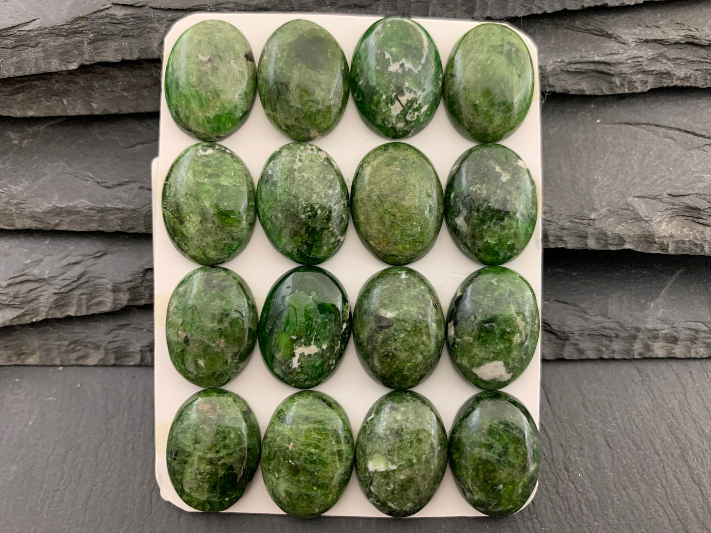 Chrome Diopside oval 15x20mm cabochon - Calibrated cabochons