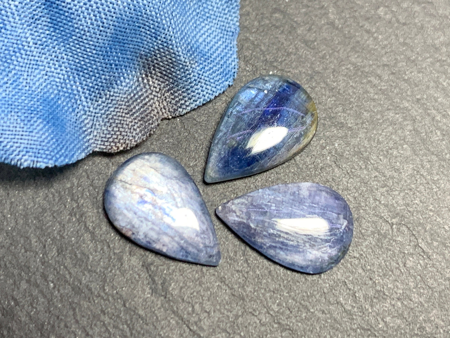 Kyanite pear 8x12mm cabochon - Calibrated Cabochons