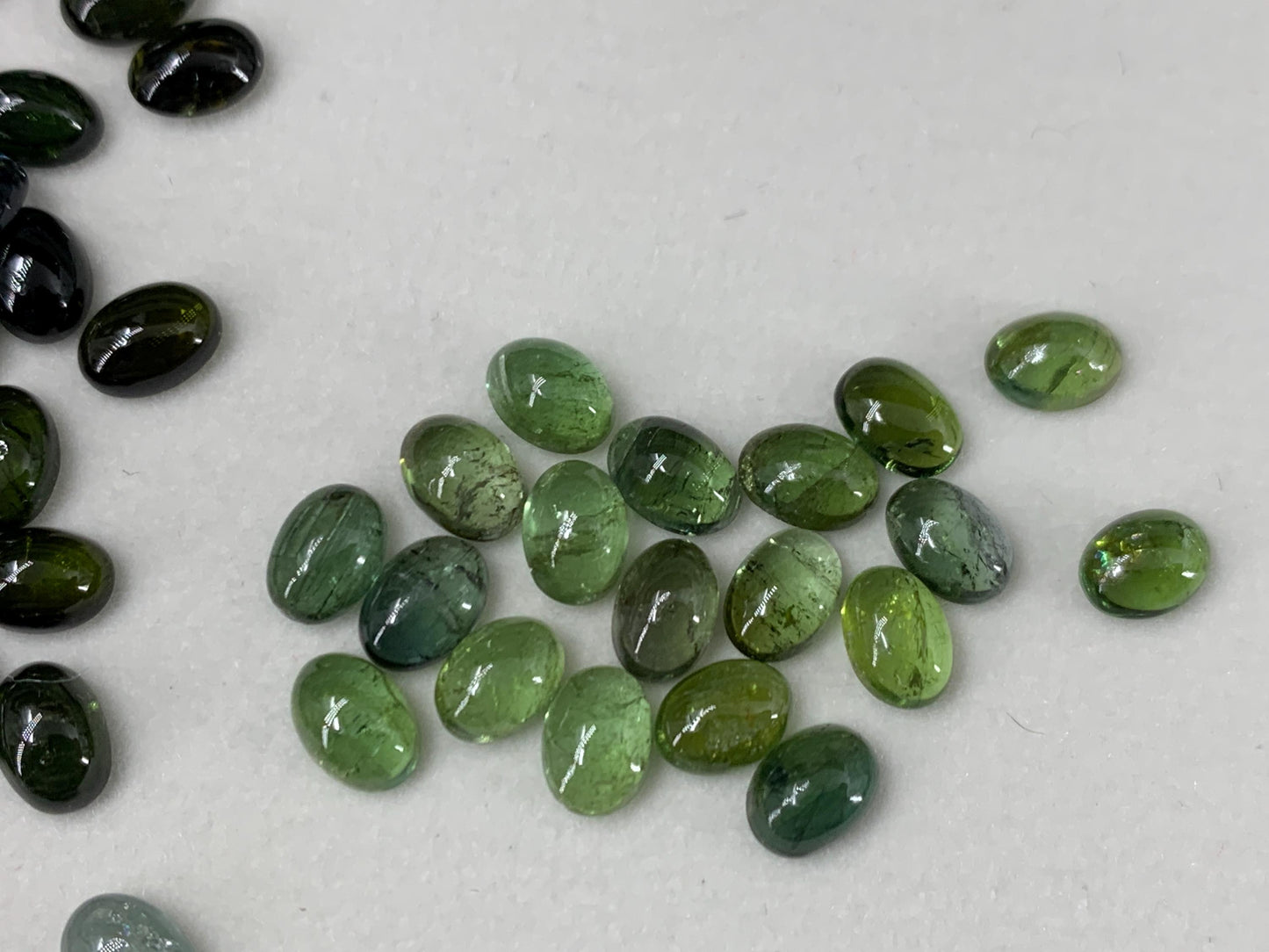 Green Tourmaline oval 5x7mm cabochon - Calibrated cabochons