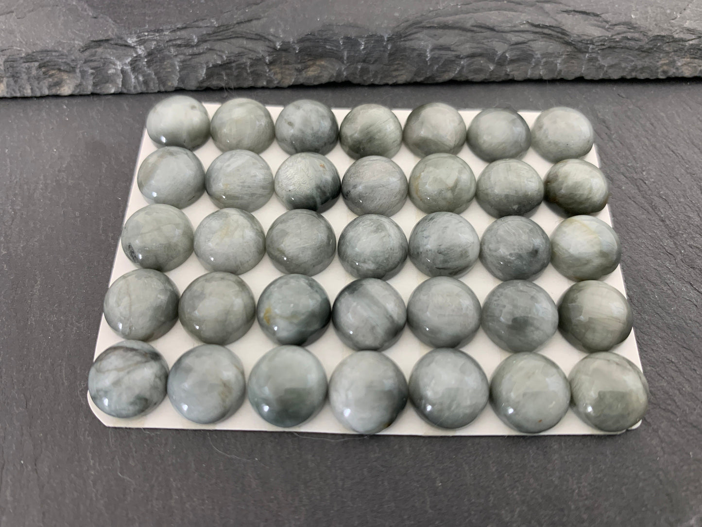 Eagle Eye round 10mm cabochon - Calibrated cabochons