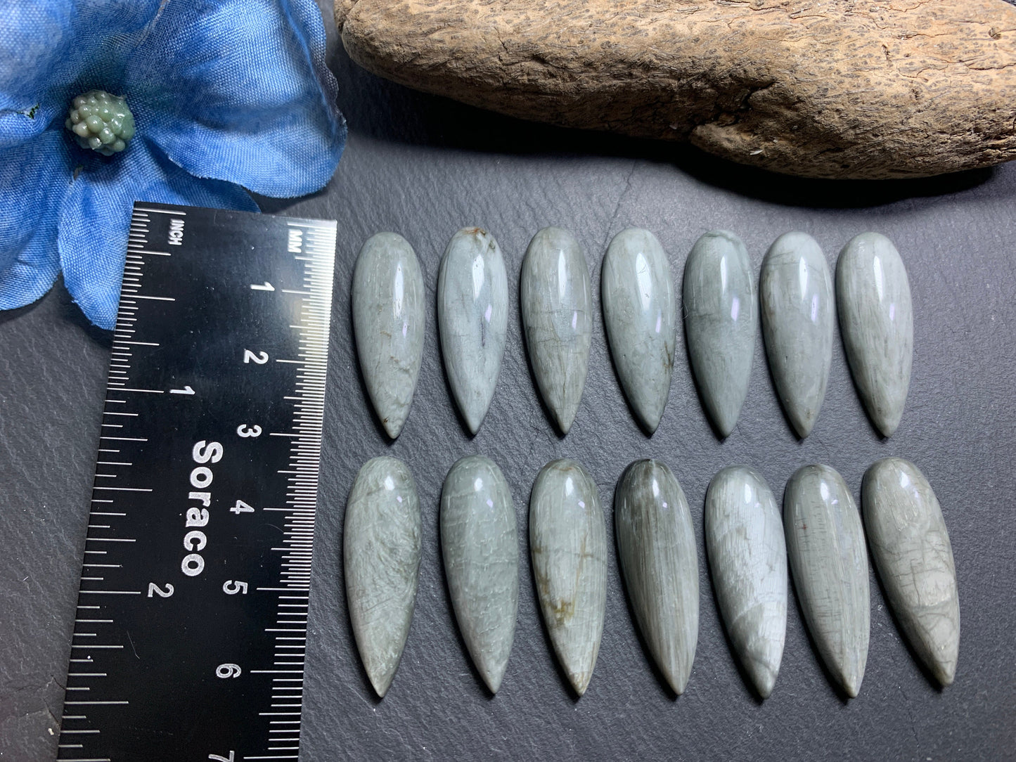 Eagle Eye pear 10x30mm cabochon - Calibrated cabochons