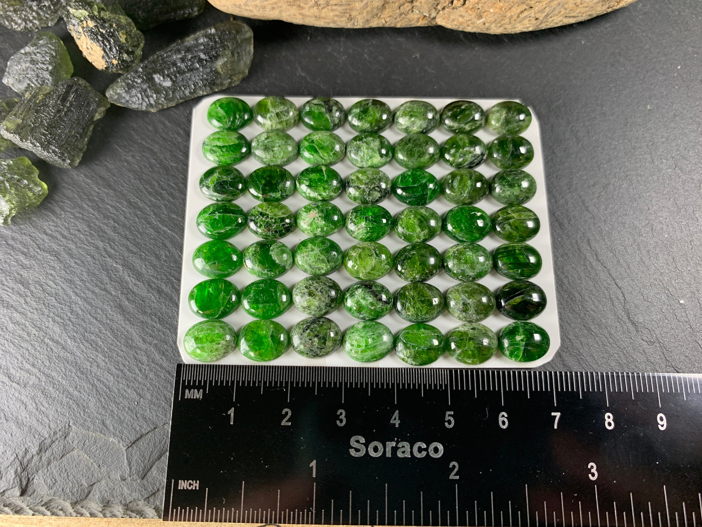 Chrome Diopside oval 8x10mm cabochon - Calibrated cabochons
