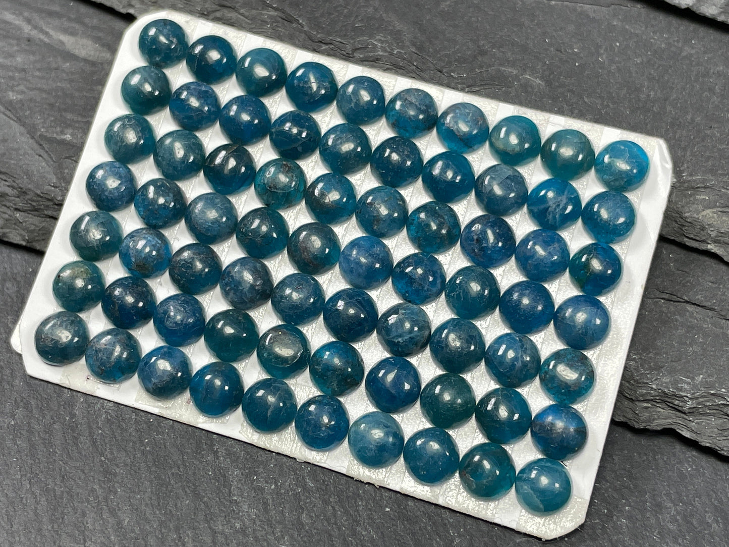Blue Apatite cabochon 5.5mm - Calibrated cabochons