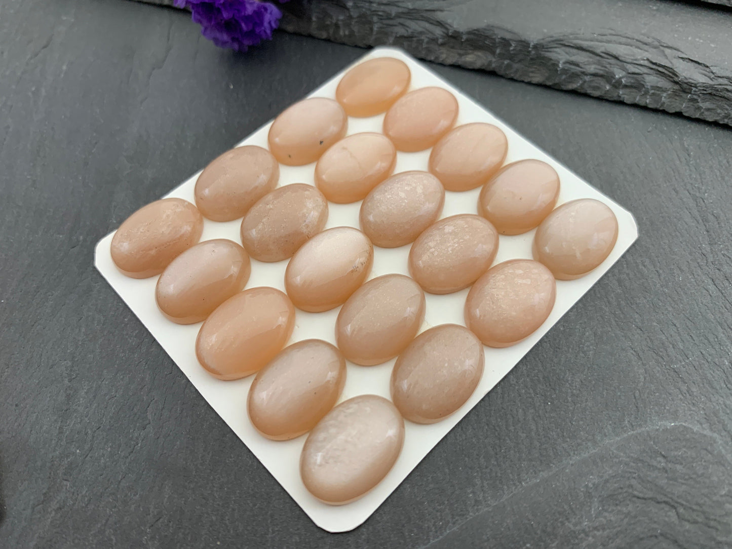 Peach Moonstone oval 13x18mm cabochon - Calibrated cabochons