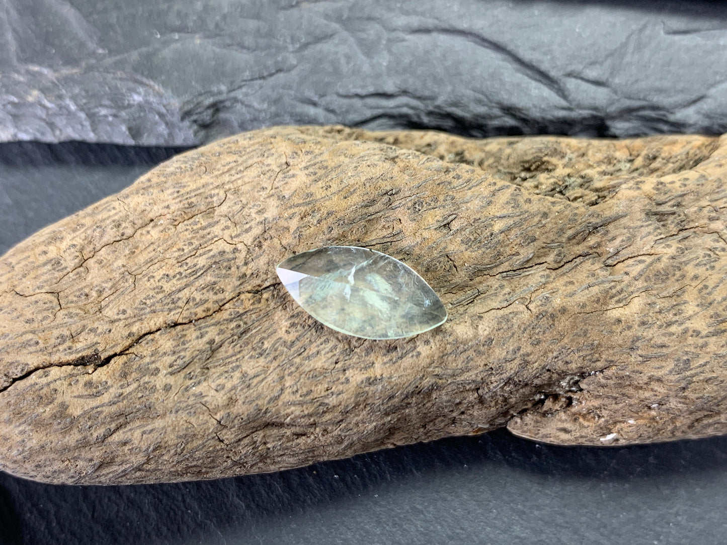 Faceted Prehnite marquise 8x16mm cabochon - Calibrated cabochons