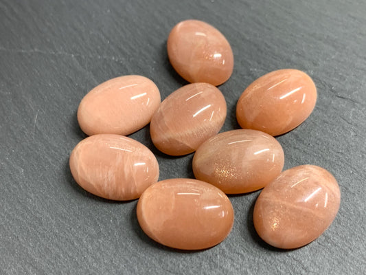 Goldsand Moonstone oval 13x18mm cabochon - Calibrated cabochons