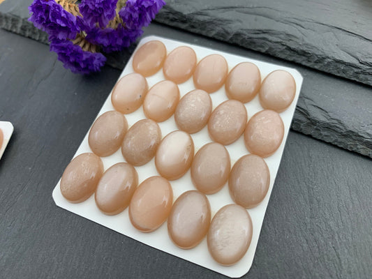 Peach Moonstone oval 13x18mm cabochon - Calibrated cabochons