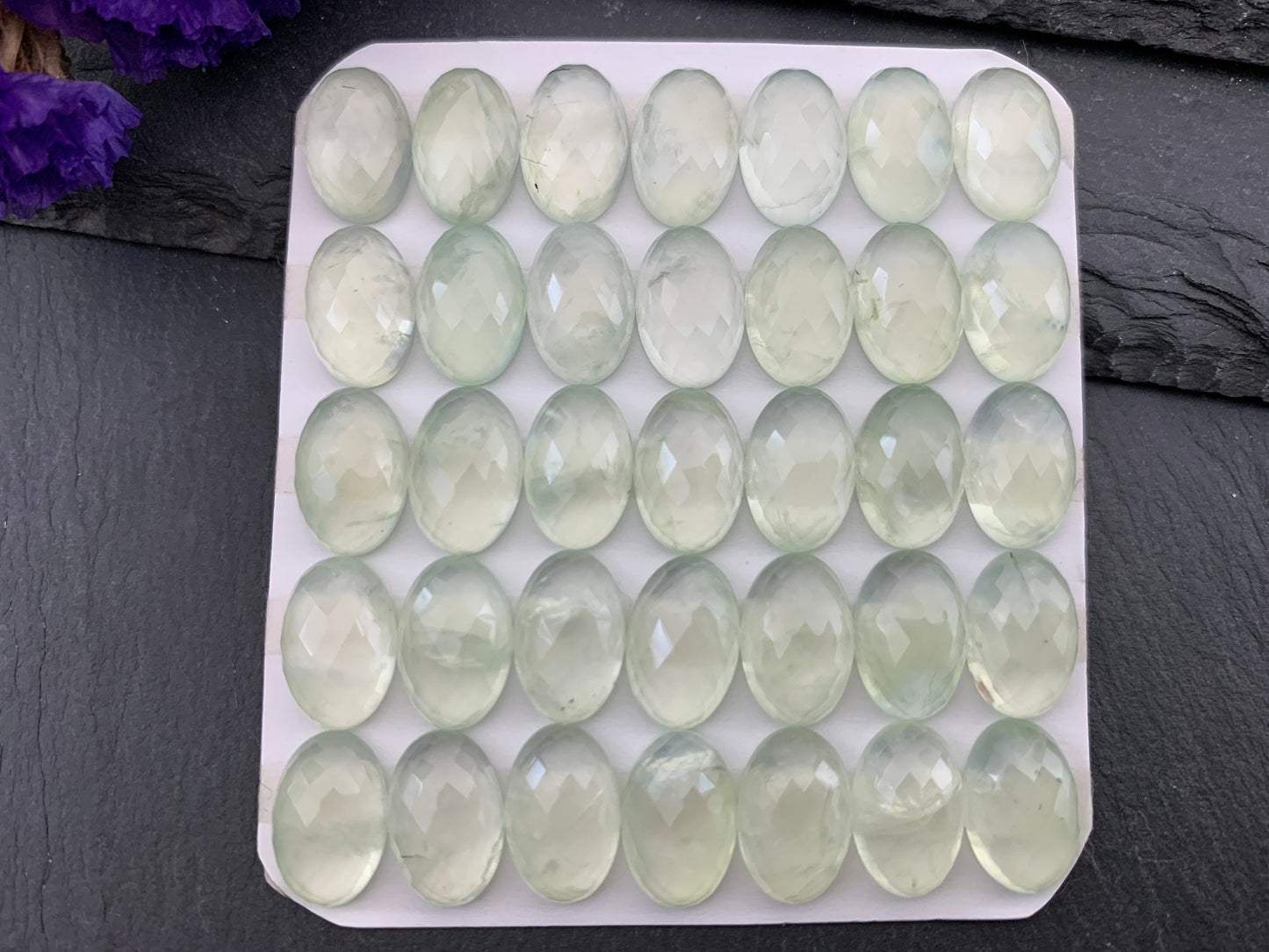 Faceted Prehnite oval 8x12mm cabochon - Calibrated cabochons