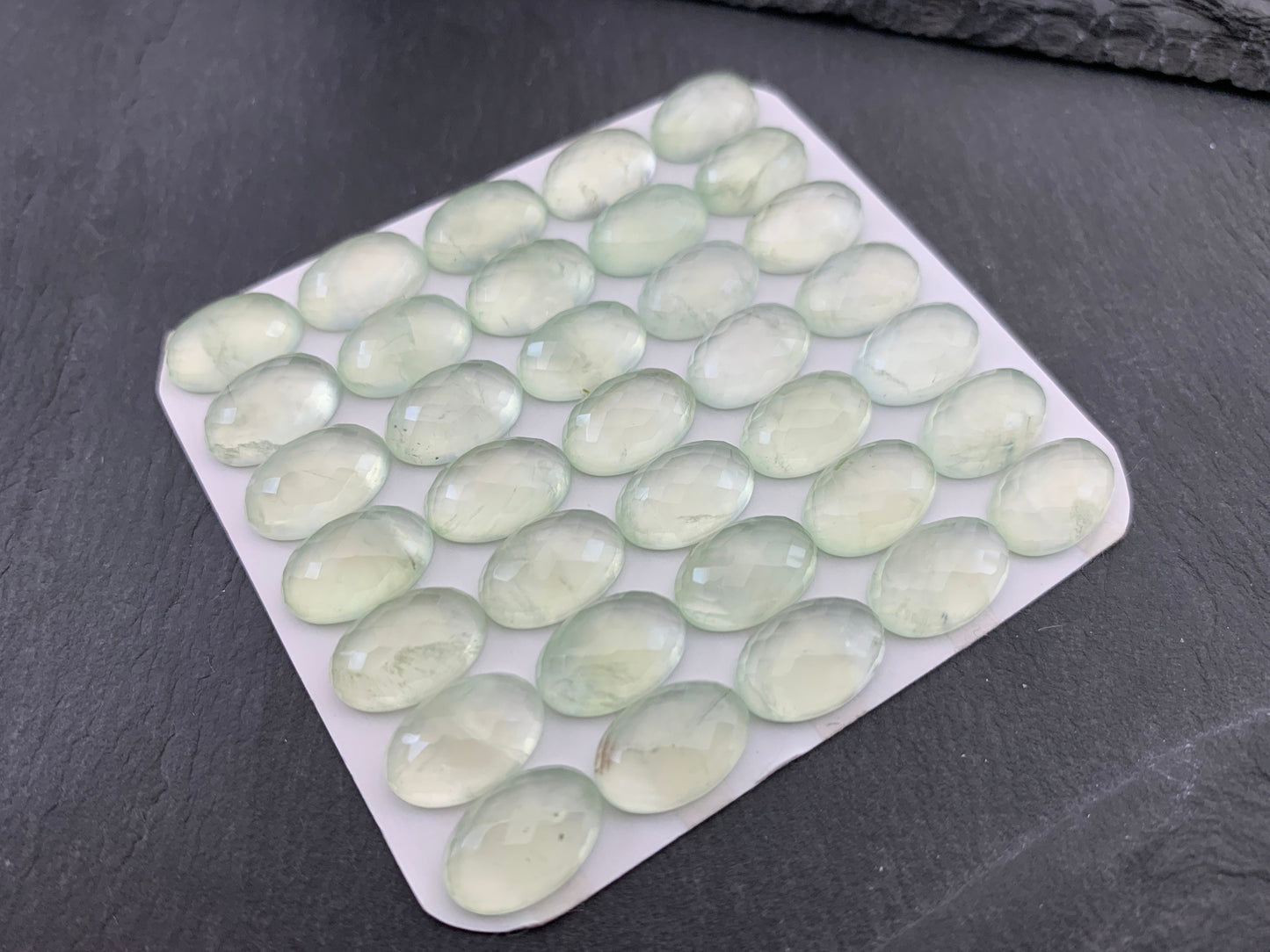 Faceted Prehnite oval 8x12mm cabochon - Calibrated cabochons