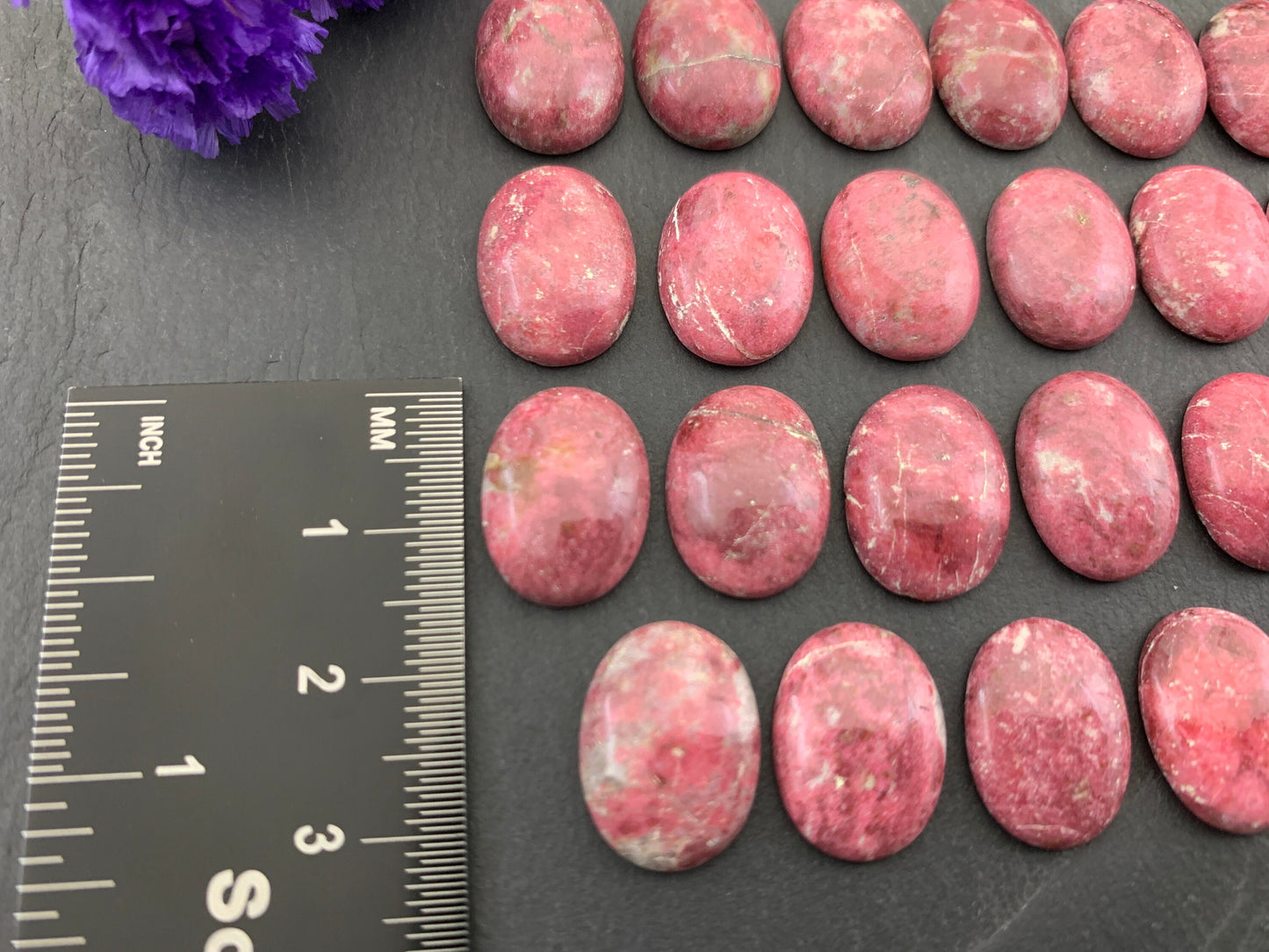 Thulite (Rosaline Zoisite) oval 12x16mm cabochon