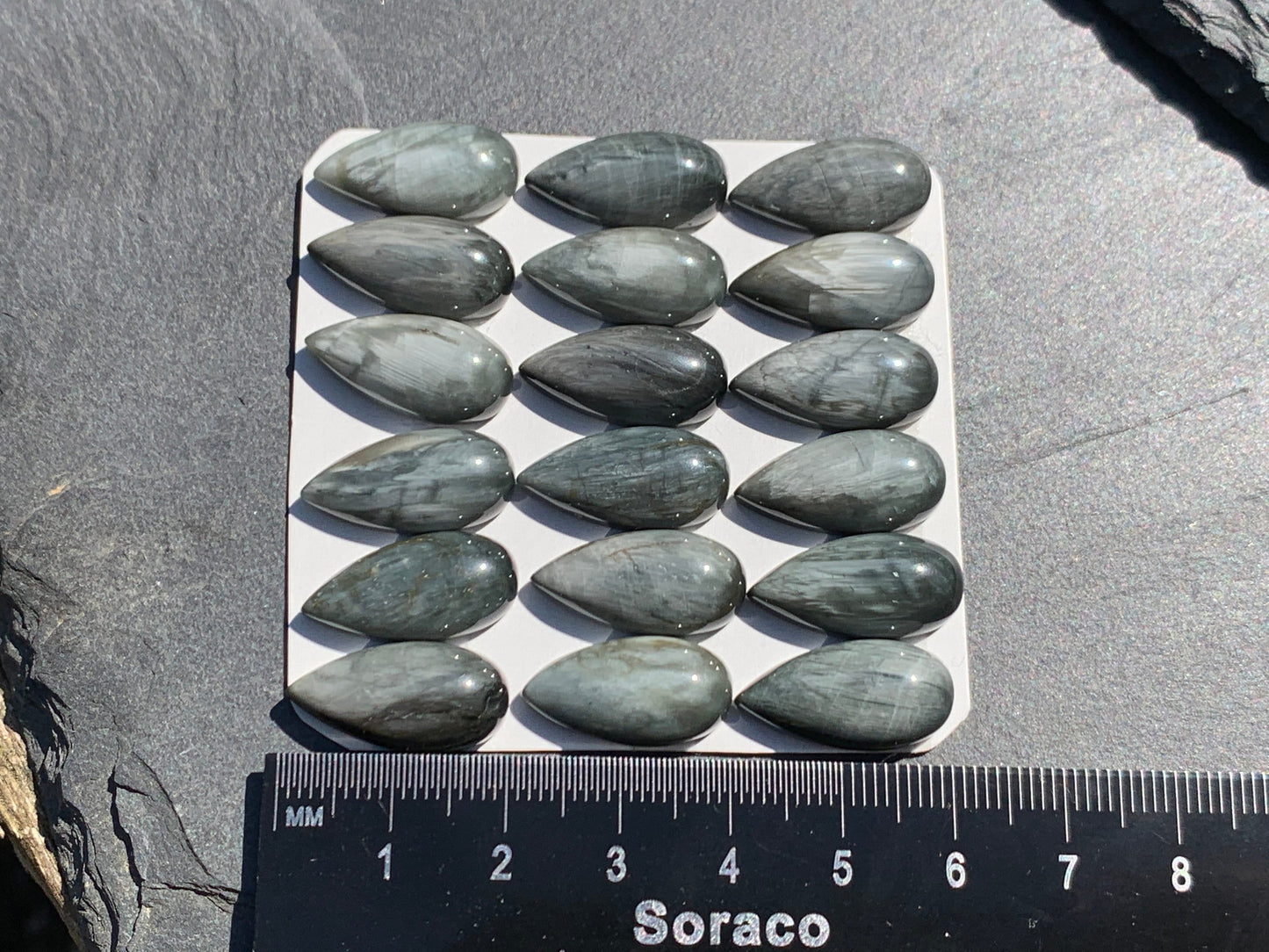 Eagle Eye pear 10x20mm cabochon - Calibrated cabochons