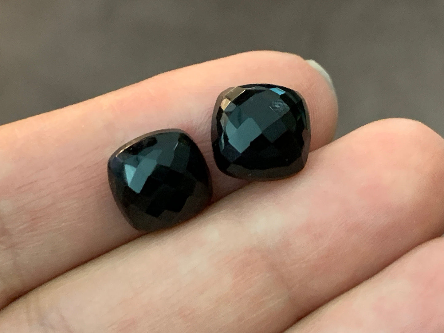 Faceted Black Agate square cushion 10mm cabochon - Calibrated cabochons