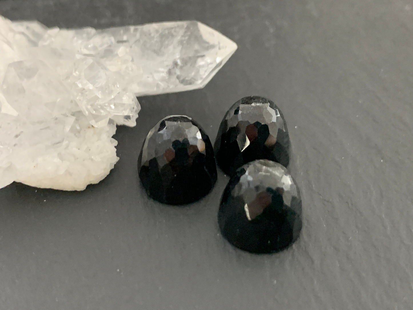 Faceted Hypersthenes bullet dome round 10mm cabochon - Calibrated cabochons