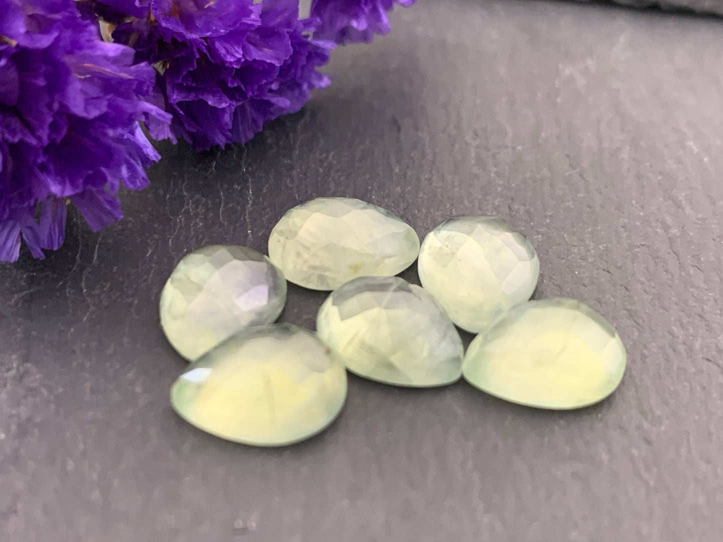 Faceted Prehnite pear 8x10mm cabochon - Calibrated cabochons