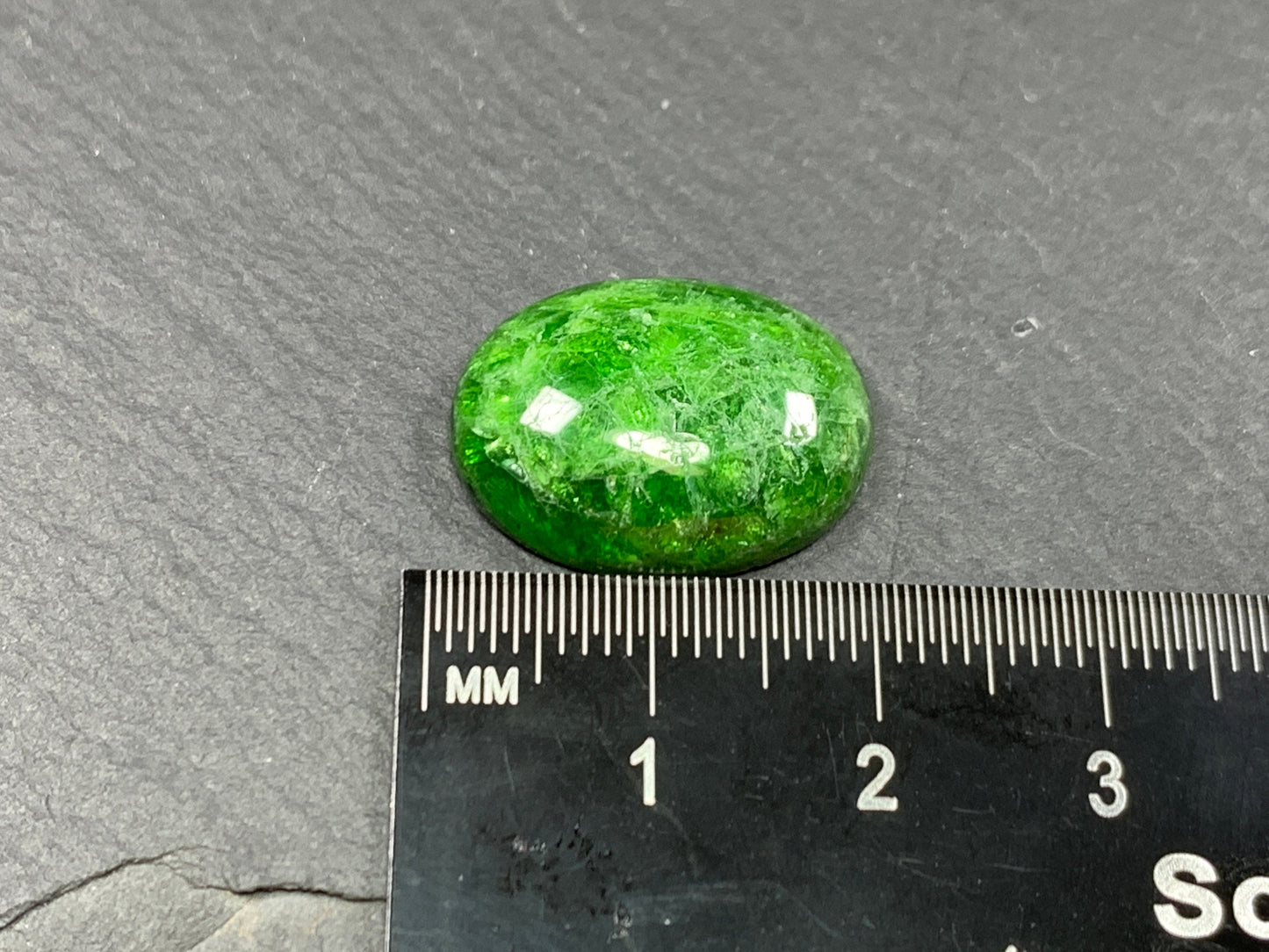 Chrome Diopside oval 15x20mm cabochon - Calibrated cabochons