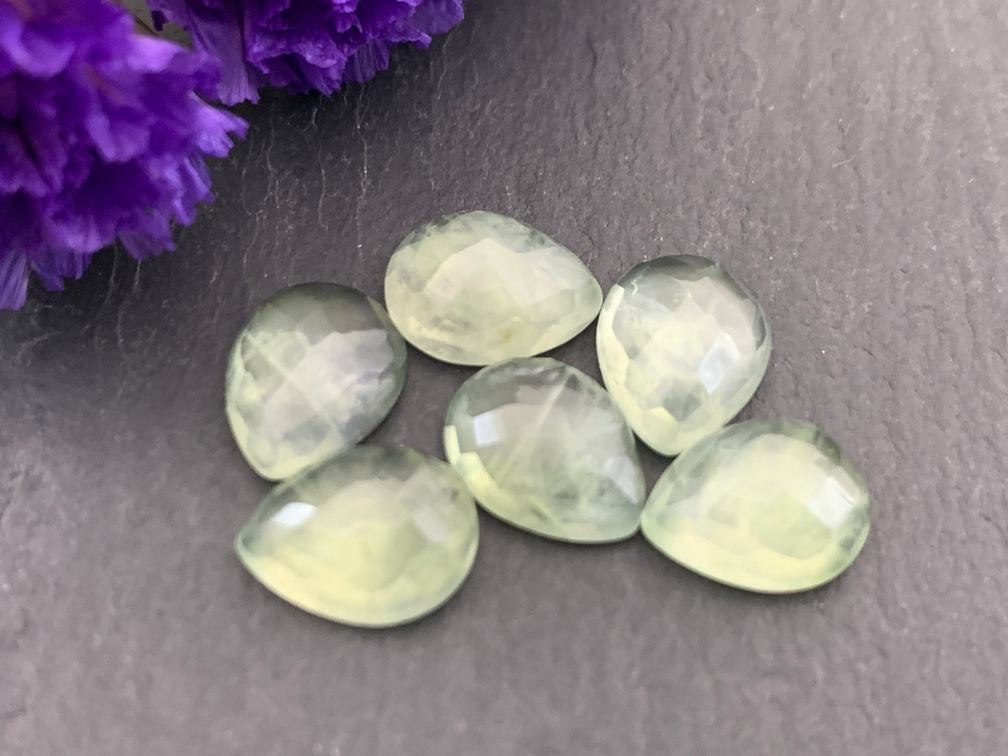 Faceted Prehnite pear 8x10mm cabochon - Calibrated cabochons