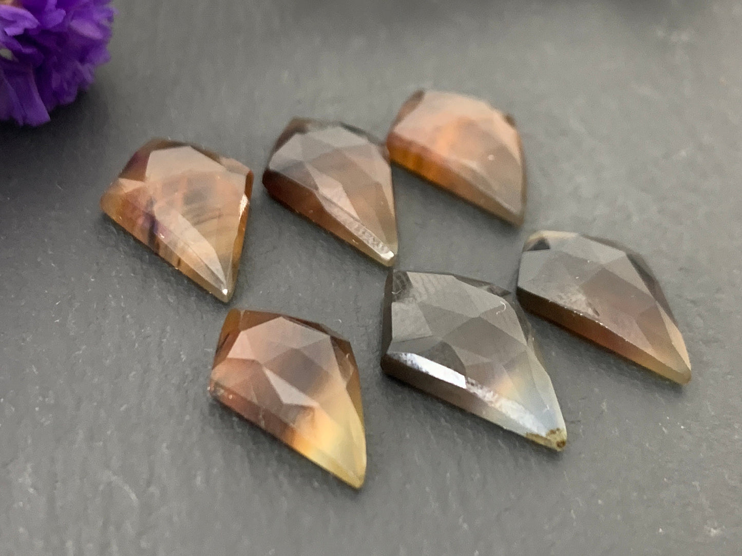 Montana Agate kite 16-17mm long cabochon