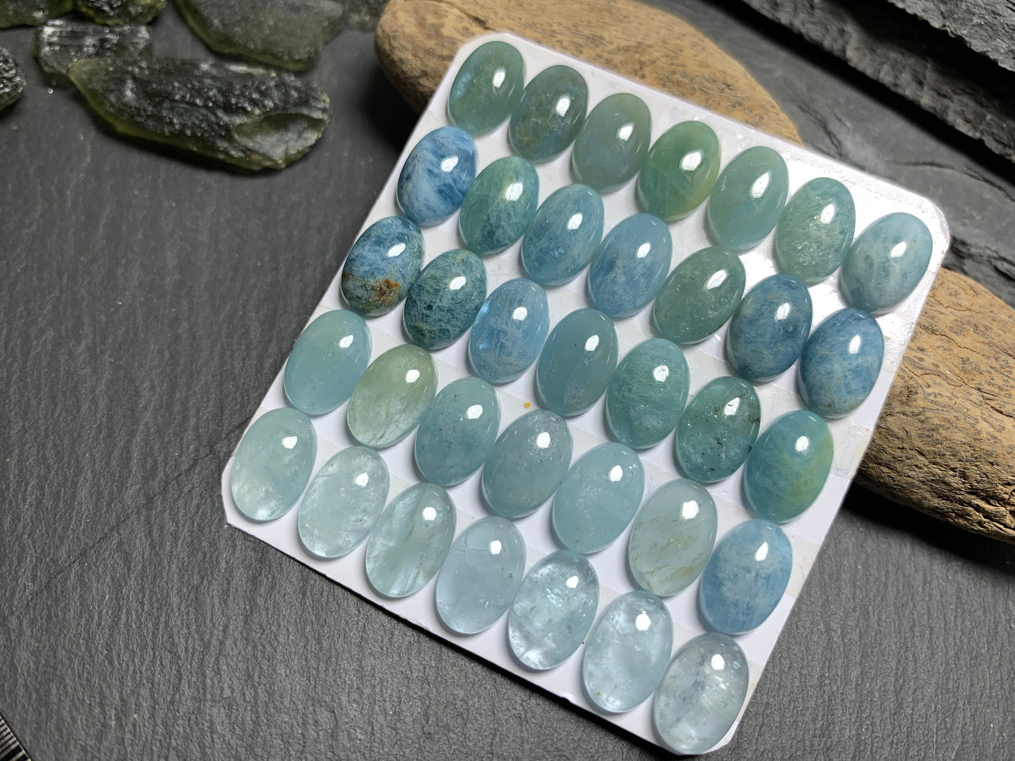 Aquamarine oval 8x12mm cabochon - Calibrated cabochons