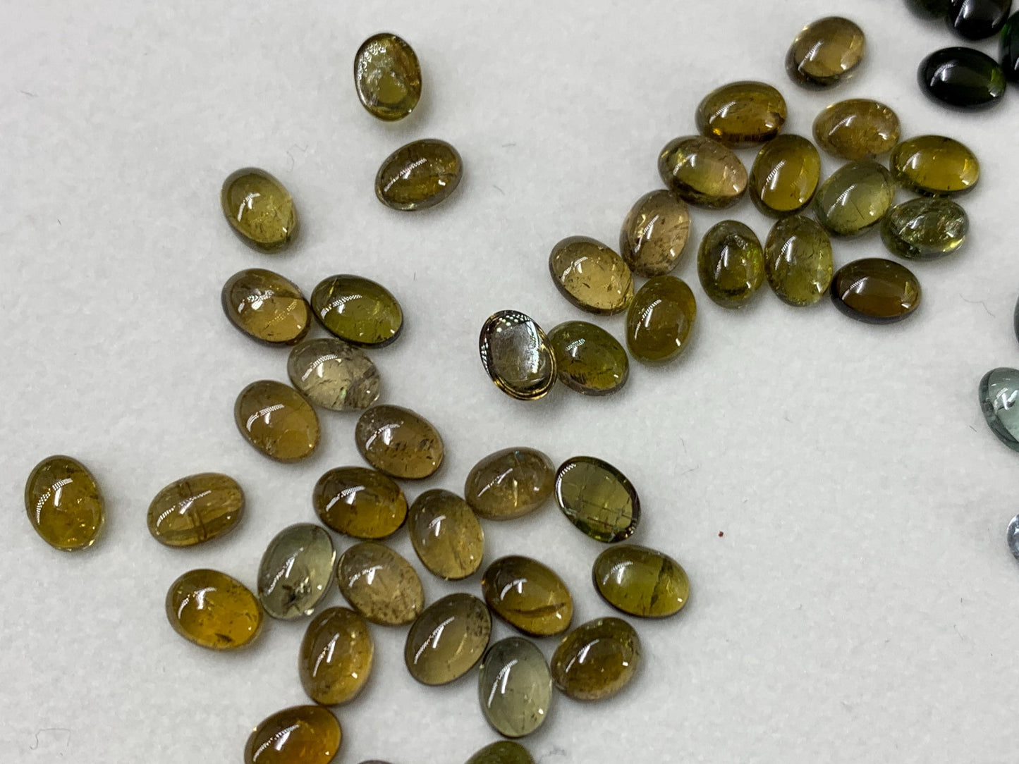 Green Tourmaline oval 5x7mm cabochon - Calibrated cabochons