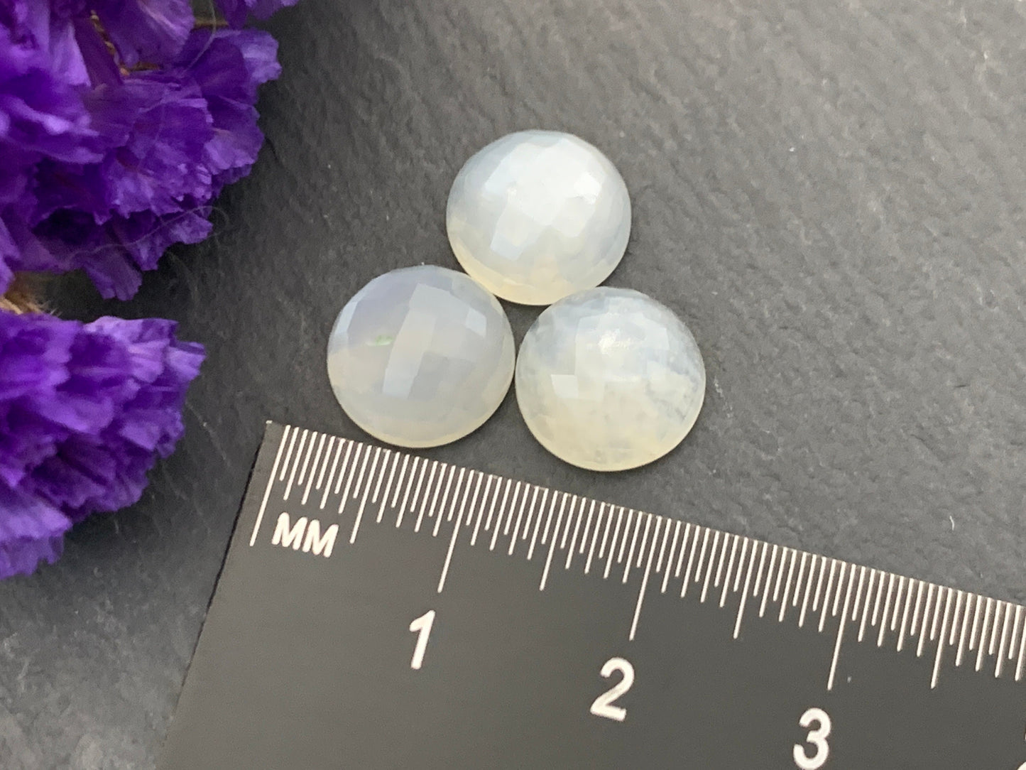 Faceted White Moonstone round 10mm cabochon - Calibrated cabochons