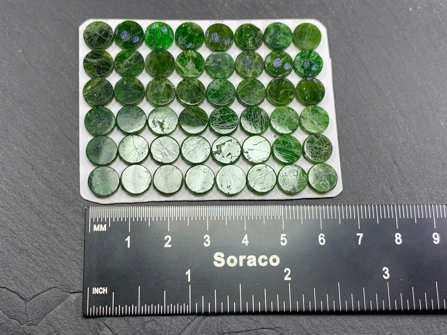 Flat Chrome Diopside round 8mm cabochon - calibrated cabochons