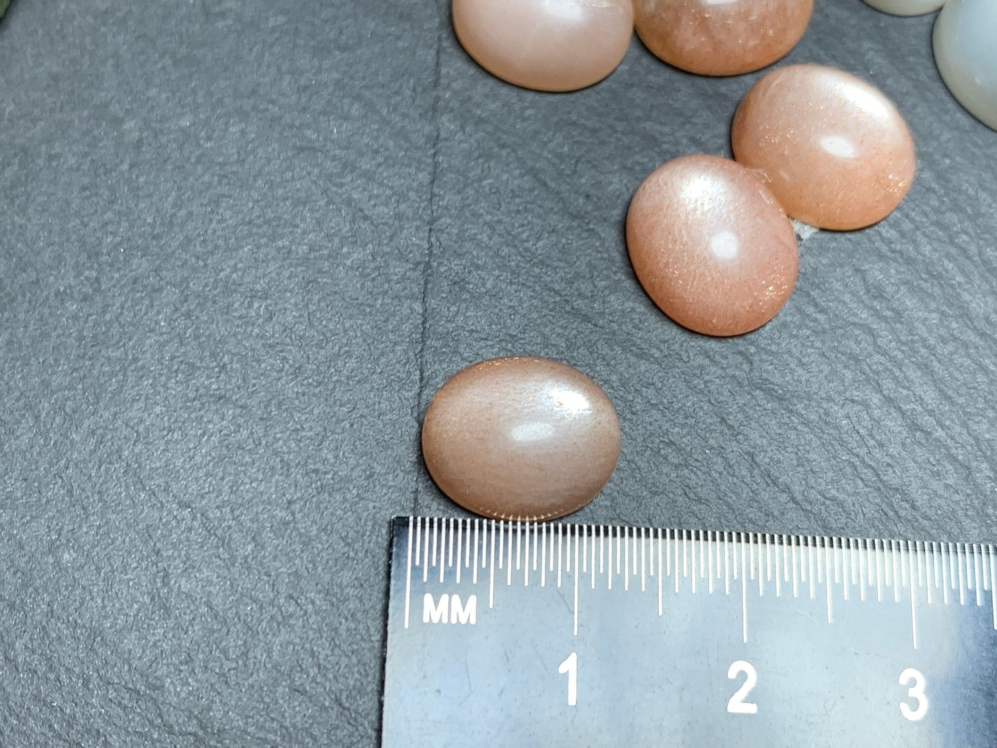 Goldsand Sunstone oval 10x12mm Cabochon - Calibrated cabochons