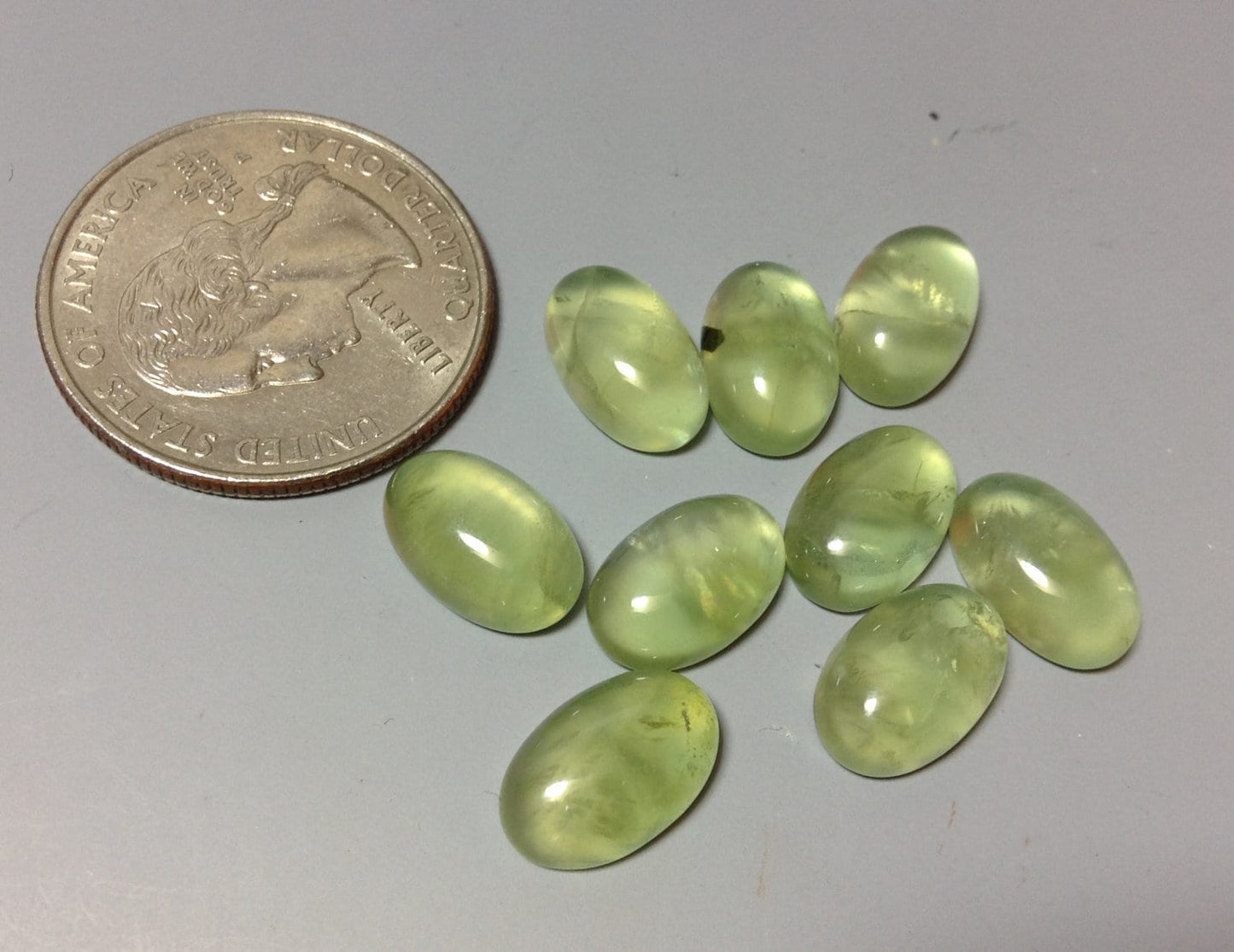 Prehnite oval 8x12mm cabochon - Calibrated cabochons