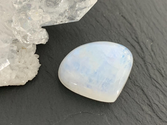 Rainbow Moonstone pear 16x19x7mm cabochon