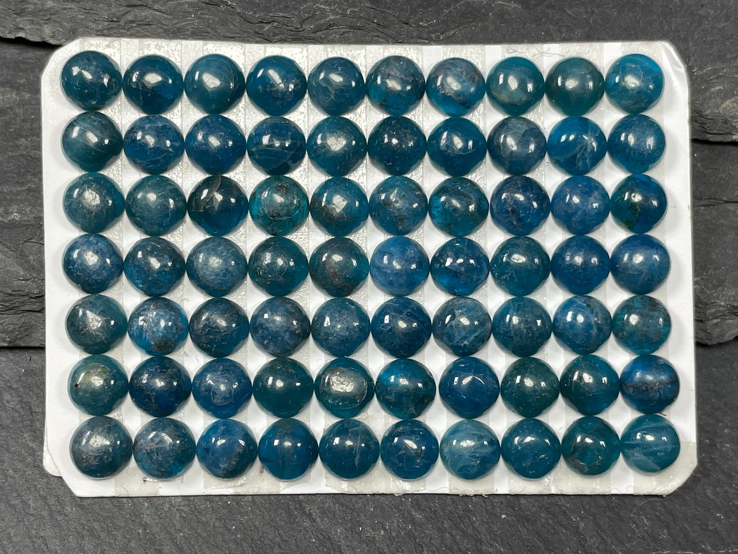 Blue Apatite cabochon 5.5mm - Calibrated cabochons